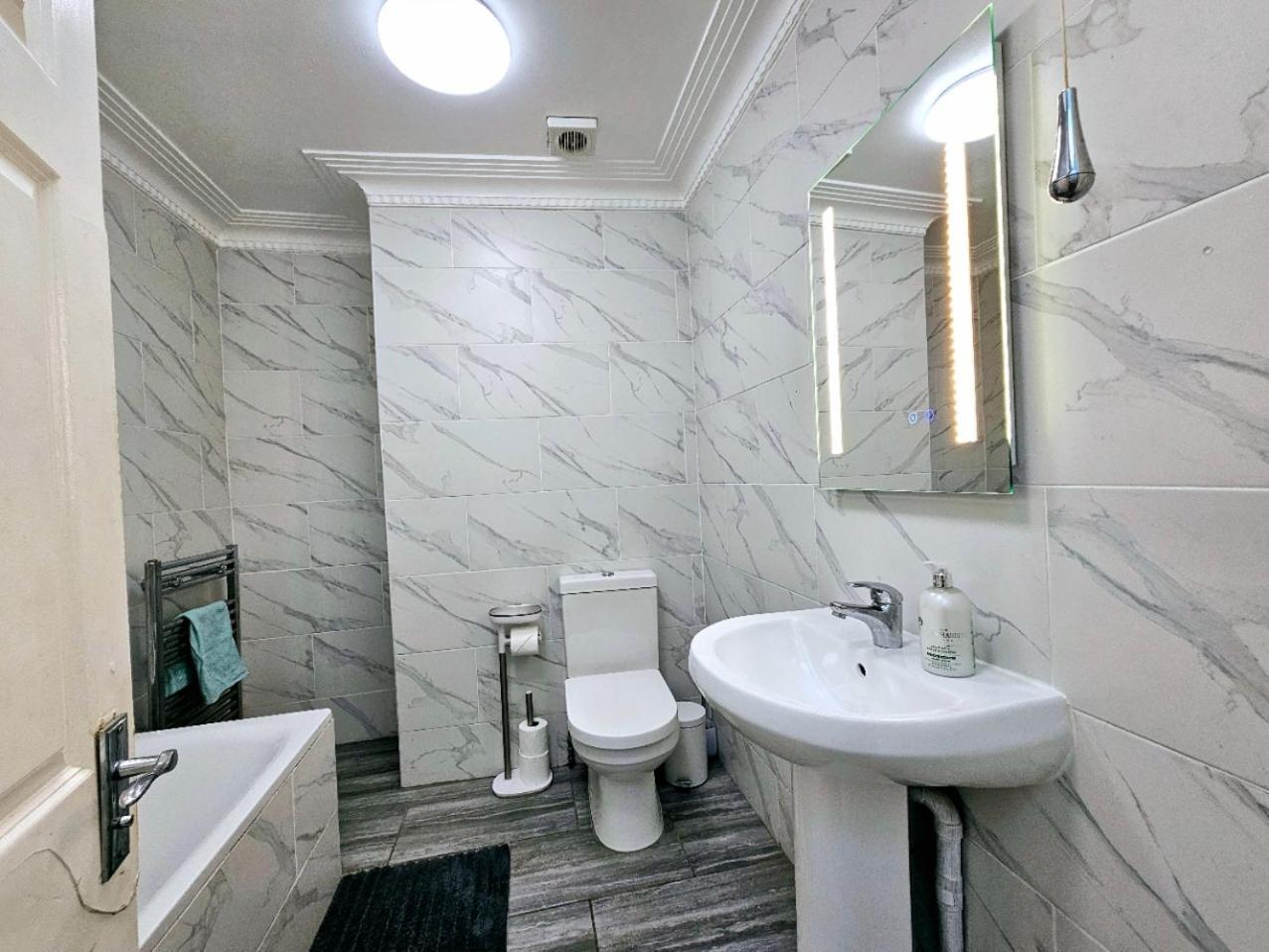 Spacious & Cosy 2 Bedroom Home Plus 2 Sofa-Beds With Private Entrance And Back Patio, 3 Min Walk To Earl'S Court Station Londres Exterior foto